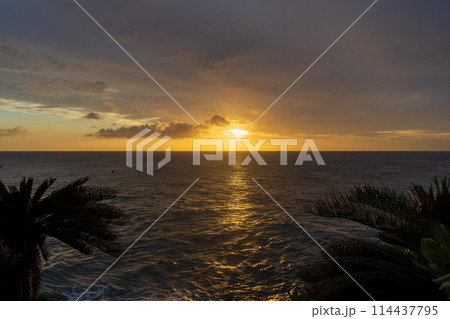 与論島 フバマから見る夕日 与論島 フバマから見る夕日 114437795