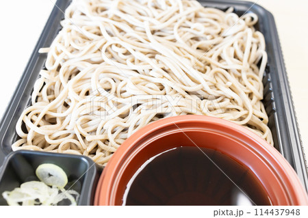 おいしいコンビニのざる蕎麦 114437948
