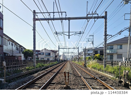 飯能方面へ住宅街を走る線路 114438384