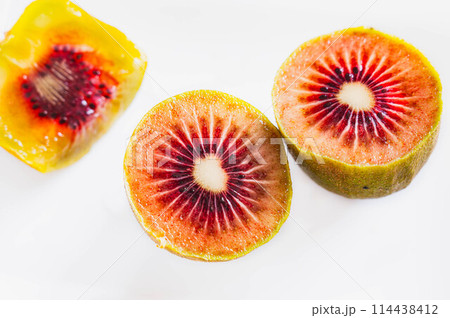 ジューシーなルビーレッド 114438412