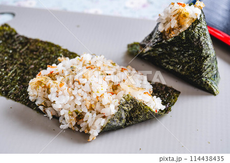海鮮ふりかけでおにぎらず作り 114438435