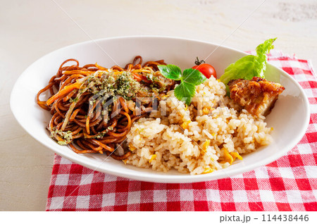 ランチのチャーハンと焼きそば 114438446