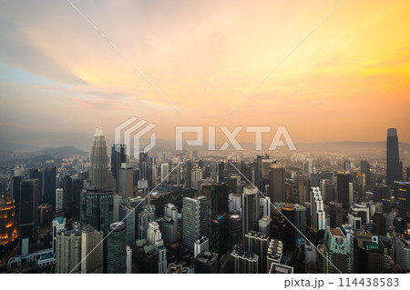 マレーシア　KLタワーから眺めるクアラルンプールの夕焼け　ペトロナスツインタワー 114438583