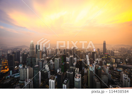 マレーシア KLタワーから眺めるクアラルンプールの夕焼け ペトロナスツインタワー マレーシア KLタワーから眺めるクアラルンプールの夕焼け ペトロナスツインタワー 114438584