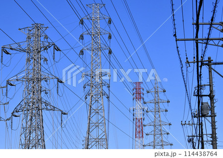 日本の電力都市景観 日本のエネルギー、光と影…。鉄塔と無数の送電線や月。新たな明日へ希望の時代に… 日本の電力都市景観 日本のエネルギー、光と影…。鉄塔と無数の送電線や月。新たな明日へ希望の時代に… 114438764