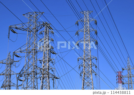 日本の電力都市景観　日本のエネルギー、光と影…。鉄塔と無数の送電線。新たな明日へ希望の時代に… 114438811