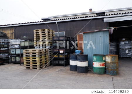 町工場の建屋とドラム缶 町工場の建屋とドラム缶 114439289