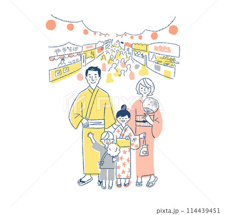 祭りの夜店と浴衣姿の4人家族 114439451