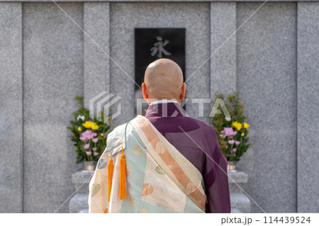 永代供養墓の前で読経するお坊さん 永代供養墓の前で読経するお坊さん 114439524