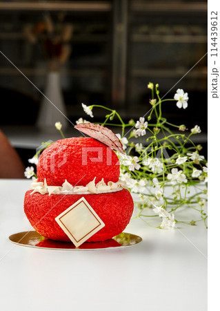 Red choux au craquelin pastry with custard and chocolate Red choux au craquelin pastry with custard and chocolate 114439612