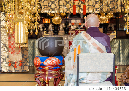 荘厳な雰囲気の中で祈りを捧げる僧侶 114439738