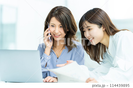 ミーティングをする2人のビジネスウーマン 114439895