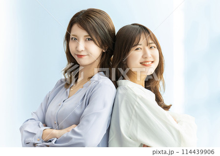 仲のいい2人のビジネスウーマン・チームワークイメージ	 114439906