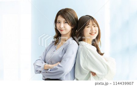 仲のいい2人のビジネスウーマン・チームワークイメージ 仲のいい2人のビジネスウーマン・チームワークイメージ 114439907