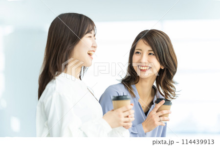 飲み物を飲みながら休憩する2人のビジネスウーマン 飲み物を飲みながら休憩する2人のビジネスウーマン 114439913
