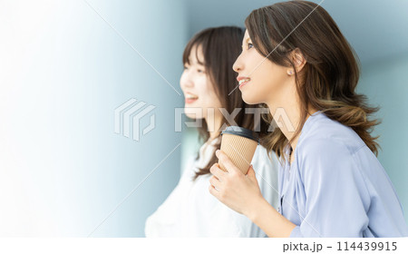 飲み物を飲みながら休憩する2人のビジネスウーマン 114439915