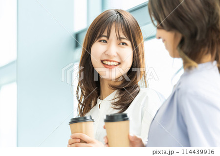 飲み物を飲みながら休憩する2人のビジネスウーマン 114439916