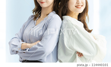 仲のいい2人のビジネスウーマン・チームワークイメージ 仲のいい2人のビジネスウーマン・チームワークイメージ 114440101