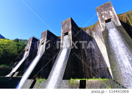 【香川県】ツツジ咲く春の豊稔池ダム（豊稔池堰堤）国最初の石積式多連マルチプルアーチダム 114441069