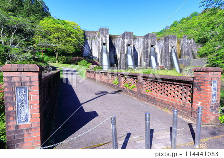 【香川県】ツツジ咲く春の豊稔池ダム(豊稔池堰堤)国最初の石積式多連マルチプルアーチダム 【香川県】ツツジ咲く春の豊稔池ダム(豊稔池堰堤)国最初の石積式多連マルチプルアーチダム 114441083