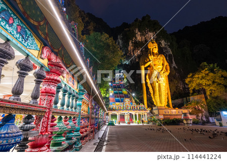 バトゥ洞窟 マレーシア クアラルンプール　夜間ライトアップ 114441224