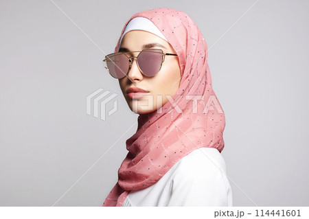 beautiful islamic style young woman. beauty girl in hijab and sunglasses 114441601