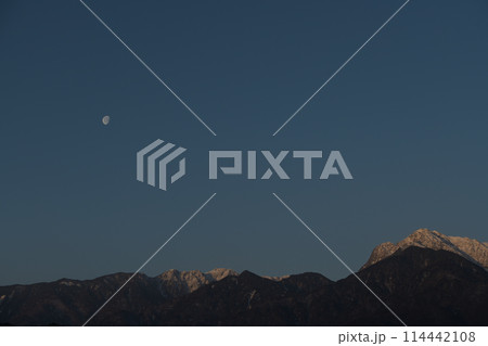 弥生三月、月齢18.7、南アルプスの稜線上、朝の空に残る更待月 弥生三月、月齢18.7、南アルプスの稜線上、朝の空に残る更待月 114442108