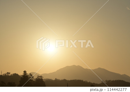 黄砂の酷い朝、空を黄金色に染めて茅ヶ岳に惟る太陽 114442277