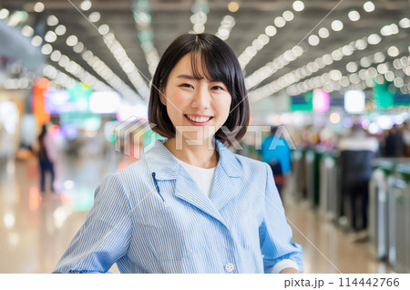 空港で働くグランドスタッフ女性_1 114442766