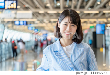 空港で働くグランドスタッフ女性_2 114442767