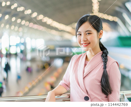 空港で働くグランドスタッフ女性_4 空港で働くグランドスタッフ女性_4 114442769