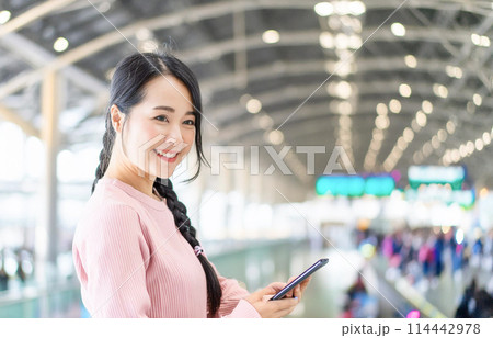 空港で飛行機に乗り込むまでの時間を過ごす女性旅行者_2 114442978