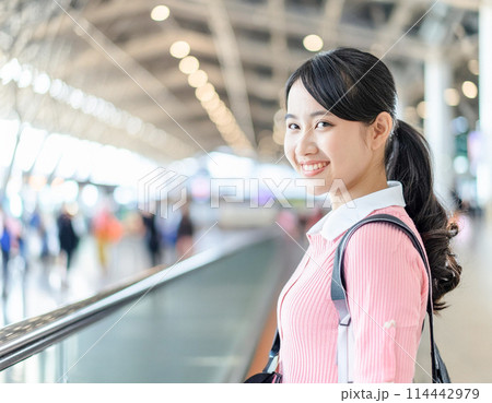 空港で飛行機に乗り込むまでの時間を過ごす女性旅行者_3 114442979