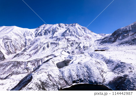 ミクリガ池と立山連峰雪景色 114442987