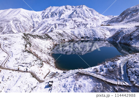 ミクリガ池と立山連峰雪景色 114442988