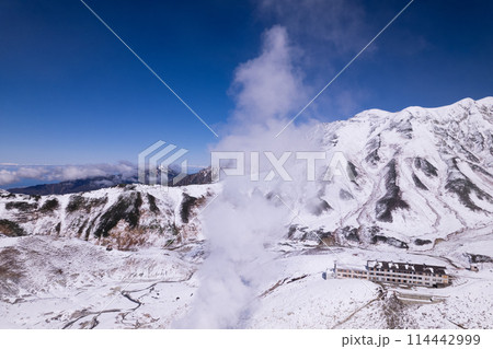 初冬の雪景色地獄谷の噴煙と剣御前と山小屋 114442999