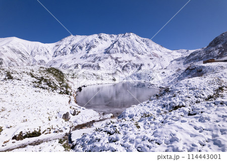 初冬雪景色の立山連峰とミドリガ池 114443001