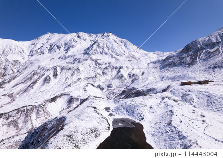 初冬雪景色の立山連峰とミドリガ池 初冬雪景色の立山連峰とミドリガ池 114443004