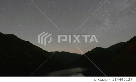 徳山ダム湖から見る北の星空 114443127