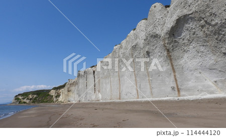 北海道乙部町の滝瀬海岸（シラフラ海岸）海辺からの眺め 114444120