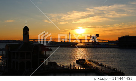 横浜みなとみらいの夜明け 114444453