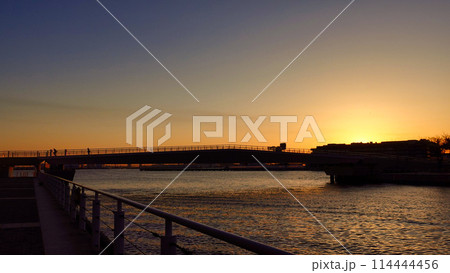 横浜港の夜明け 114444456