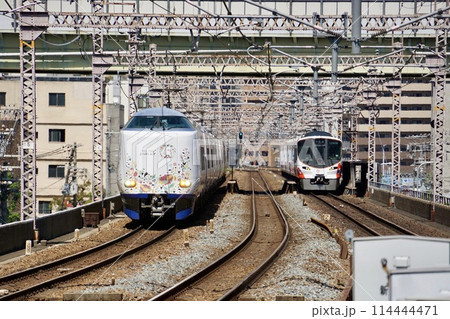 関空特急はるかと大阪環状線を池田駅で撮影 114444471