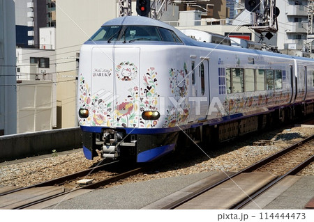 関空特急はるかと大阪環状線を池田駅で撮影 関空特急はるかと大阪環状線を池田駅で撮影 114444473