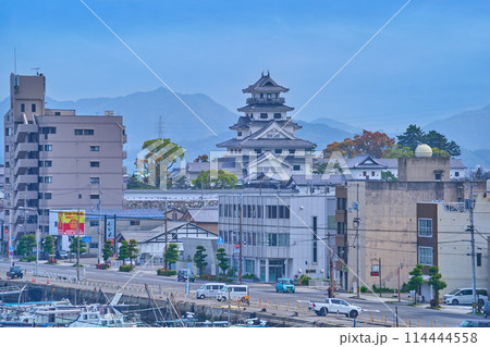 愛媛県今治市の今治城を港街の風景と共に見る 愛媛県今治市の今治城を港街の風景と共に見る 114444558