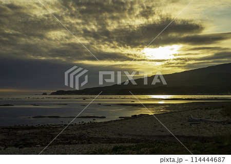 秋田県男鹿市 鵜ノ崎海岸の夕焼け	 114444687