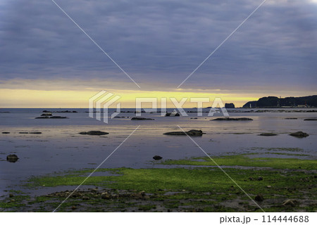 秋田県男鹿市 鵜ノ崎海岸の夕焼け 114444688