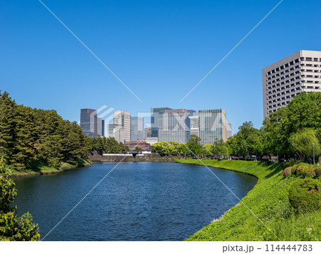 時代を超えた都市風景　江戸城跡・桜田濠から望む桜田門と丸の内オフィス街 114444783