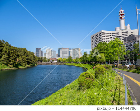 時代を超えた都市風景 江戸城跡・桜田濠から望む桜田門と丸の内オフィス街 時代を超えた都市風景 江戸城跡・桜田濠から望む桜田門と丸の内オフィス街 114444786