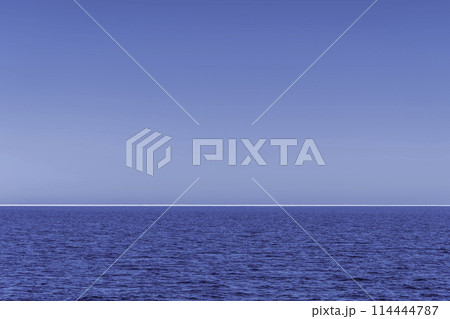 青い空と地平線と青い海	 114444787